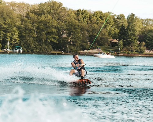 Sportlicher Mann auf Wasserski auf dem See